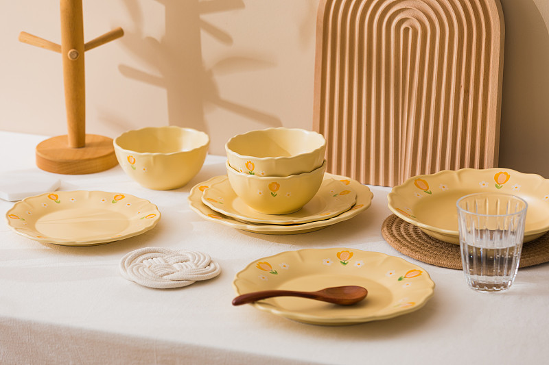 餐厅餐桌上的复古餐具套装盘子碟碗图片下载