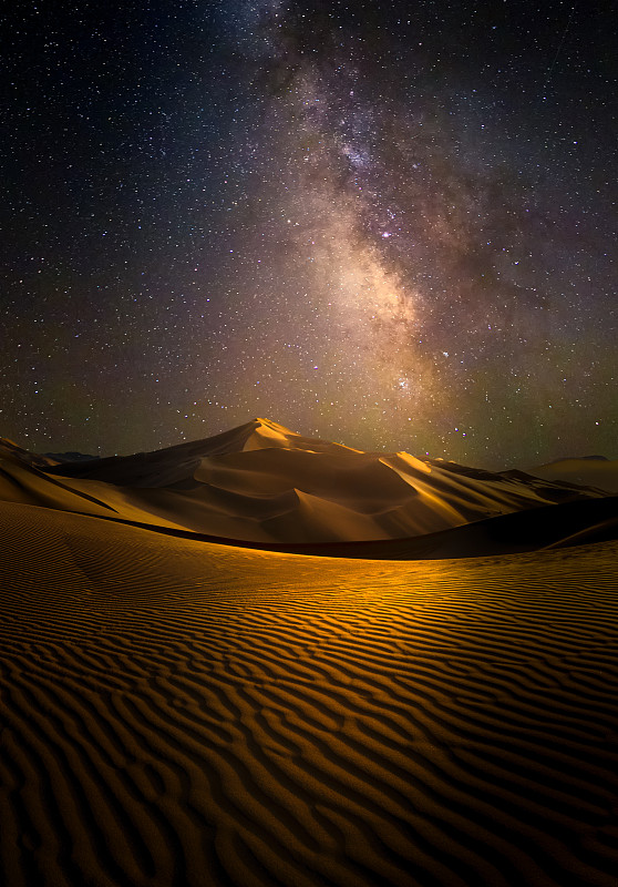内蒙古阿拉善巴丹吉林的银河星空图片下载