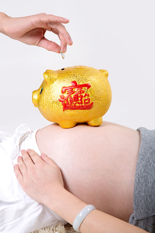 孕妇托着金猪存钱罐图片素材