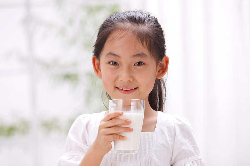 一个小女孩喝牛奶图片下载