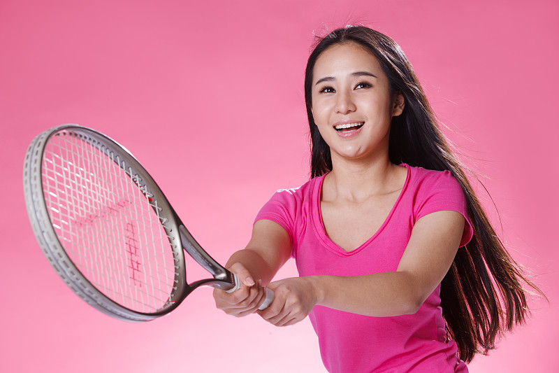青春活力的年轻女孩打网球图片下载