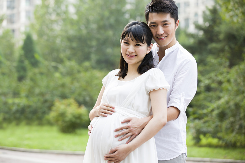 丈夫拥抱怀孕的妻子图片下载