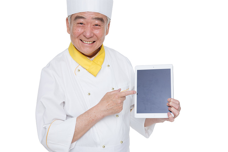穿着厨师服的老年男人拿着平板电脑图片素材