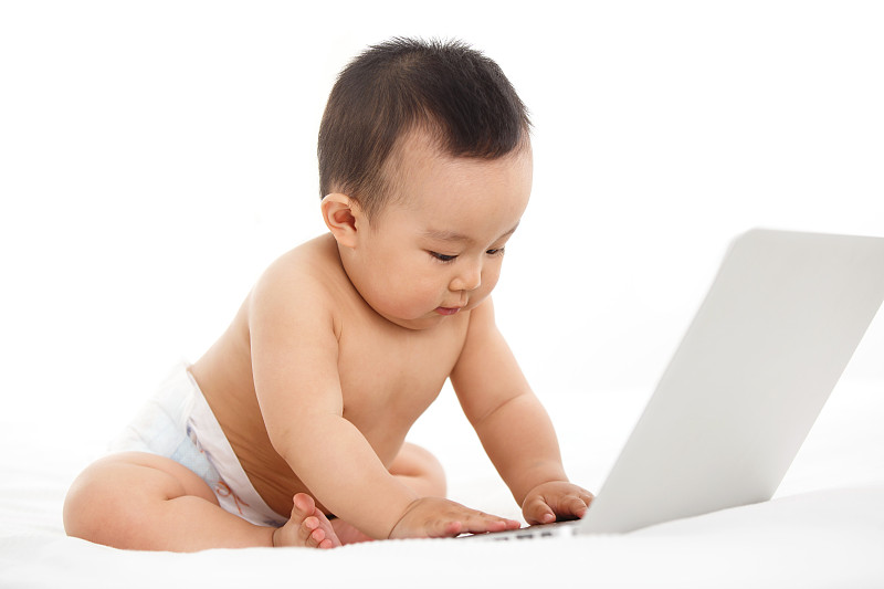 可爱婴儿看电脑图片下载