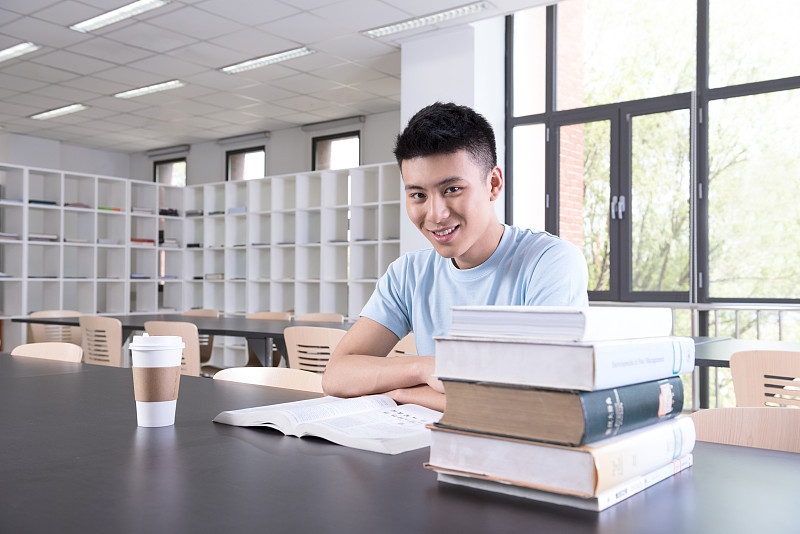 College student studying in library图片下载