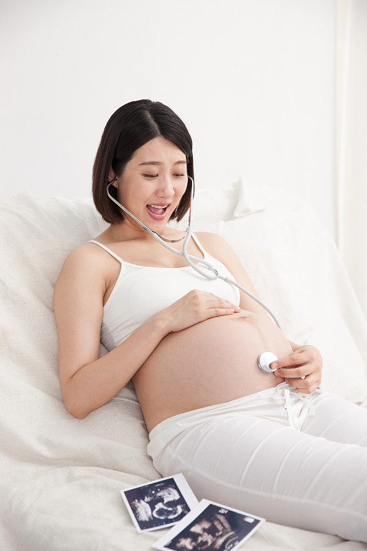 孕妇戴听诊器听胎儿声音图片下载