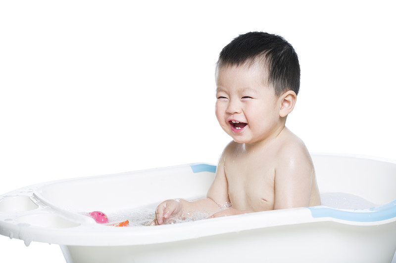 可爱的宝宝在浴盆里洗澡图片下载