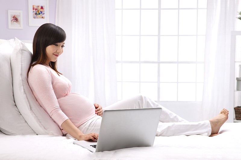 孕妇使用笔记本电脑图片下载