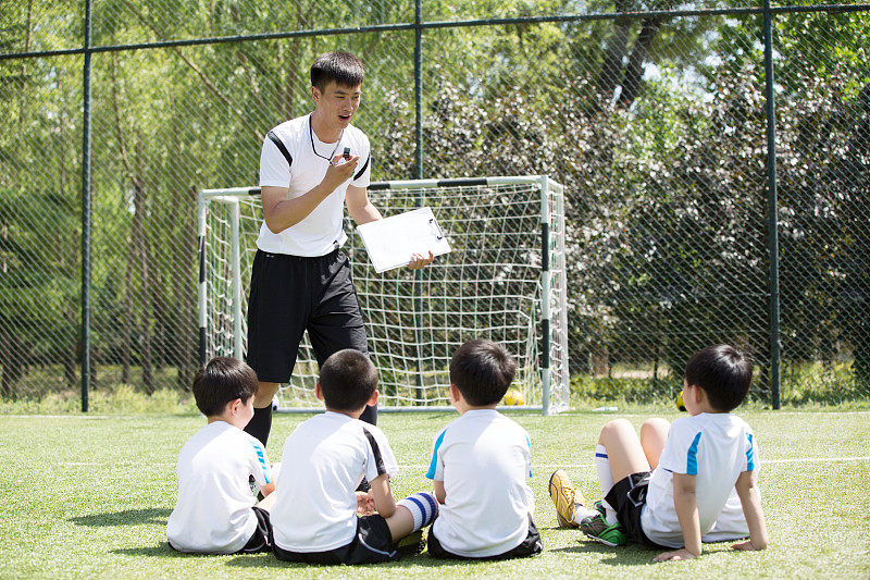 教练正在给男孩们讲解足球规则图片下载