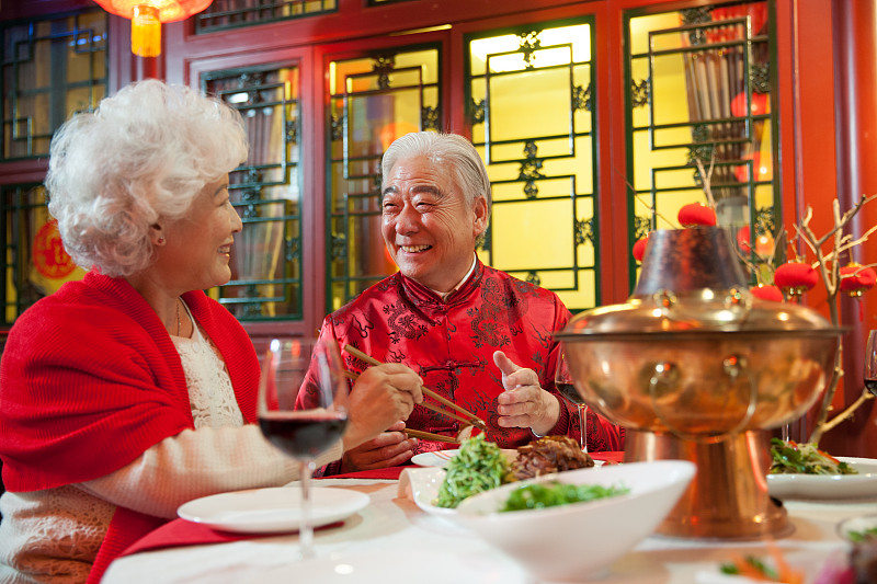 老年夫妇在吃年夜饭图片下载