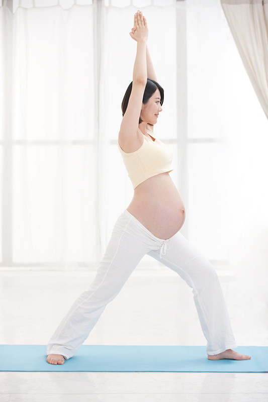 孕妇做瑜伽图片素材