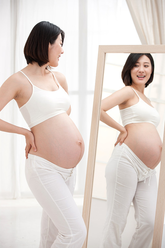 孕妇照镜子图片下载