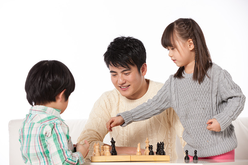 父亲陪伴儿女下棋图片素材