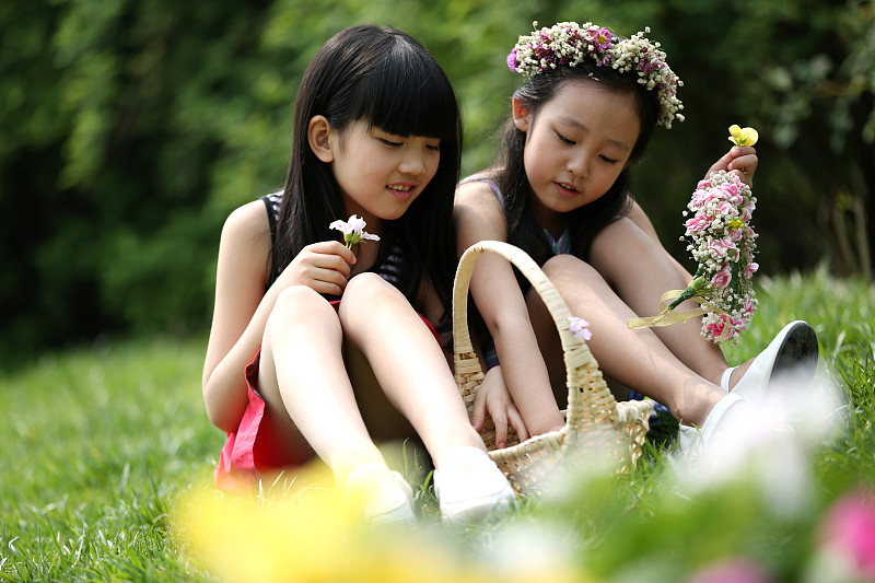 两个小女孩在户外玩耍图片下载