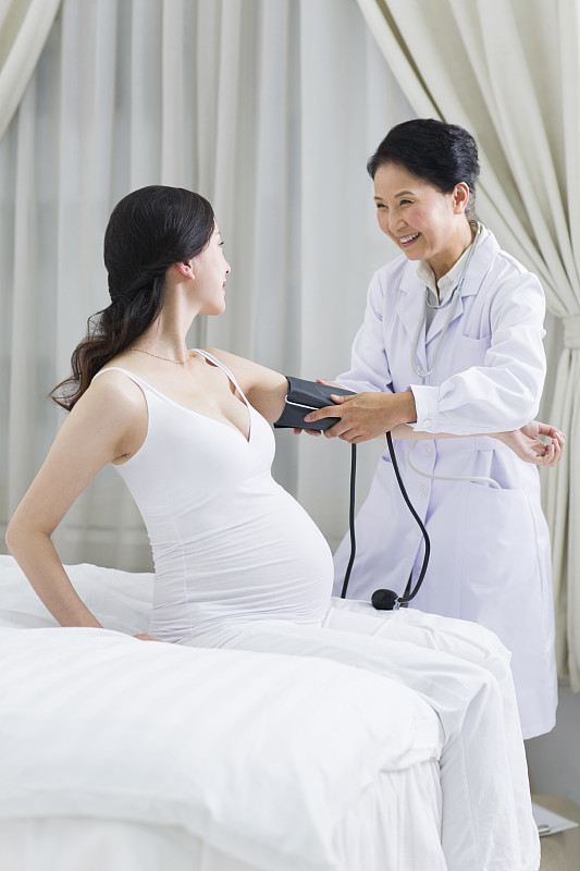 医生检查孕妇的身体图片下载