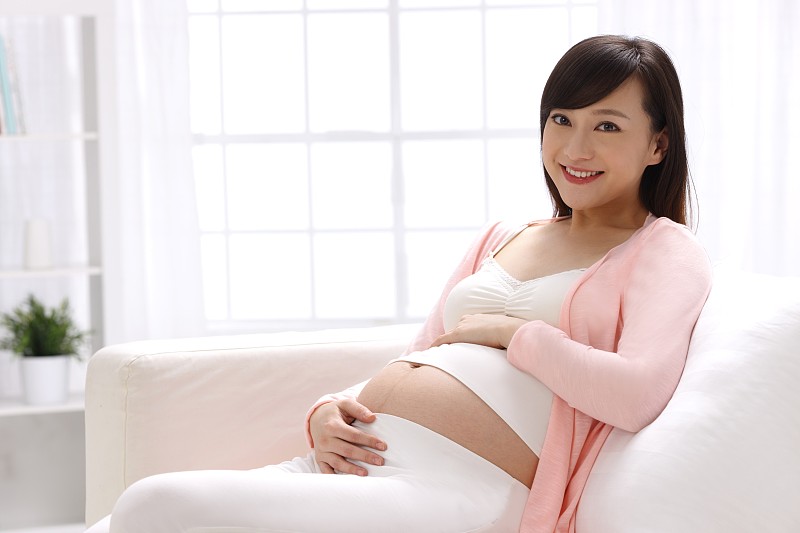 孕妇坐在沙发上图片下载