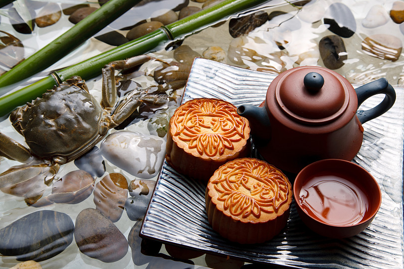 静物月饼螃蟹茶具图片下载