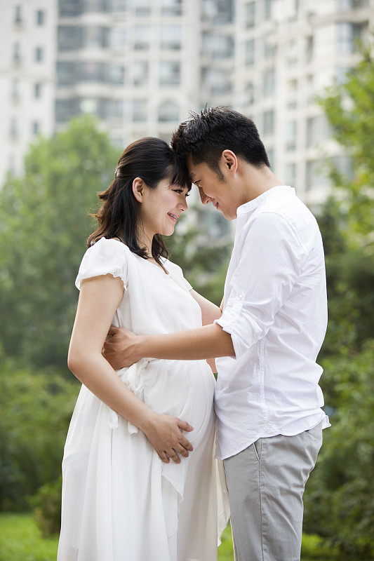 孕妇和丈夫拥抱图片下载