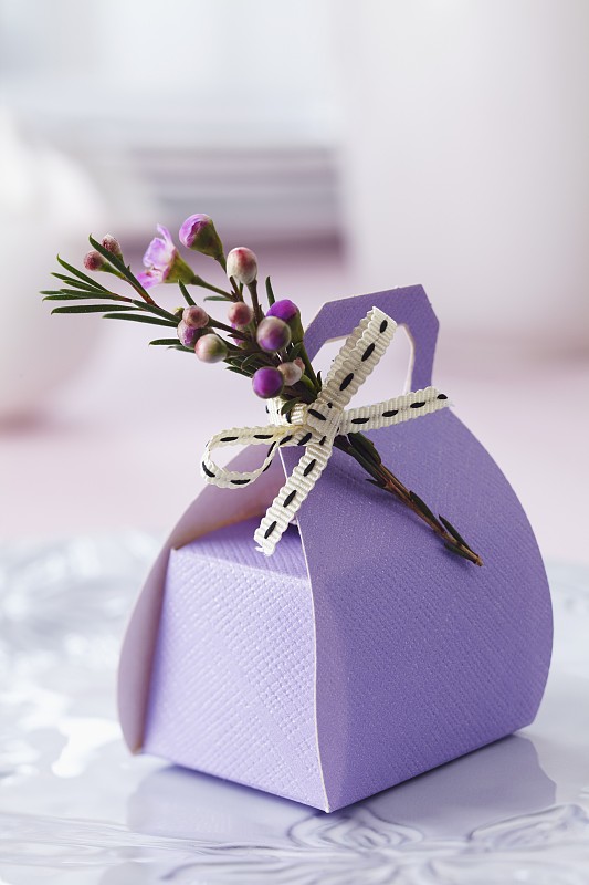 紫丁香礼盒，形状像手提包，以花装饰图片下载