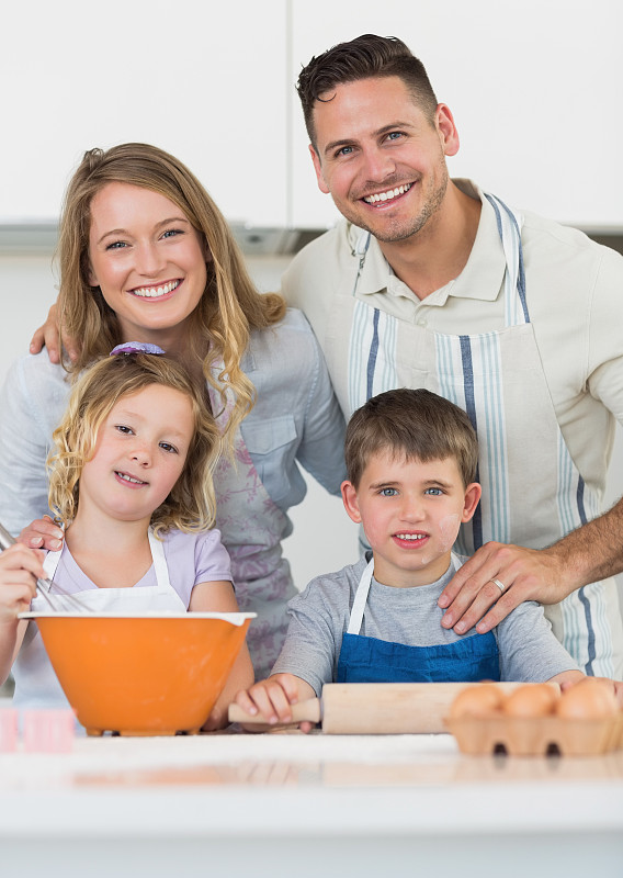 快乐的一家人在厨房的柜台上一起烘焙饼干图片下载