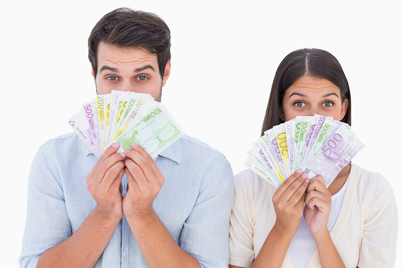 一对幸福的夫妇在白色背景上展示他们的钱图片下载