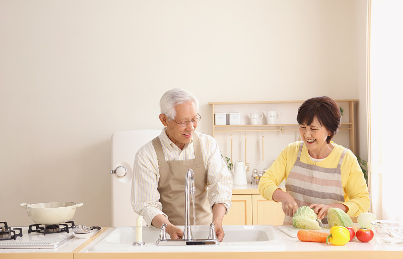 年长的日本夫妇在厨房里图片下载