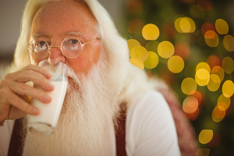 圣诞老人在客厅喝着牛奶图片下载