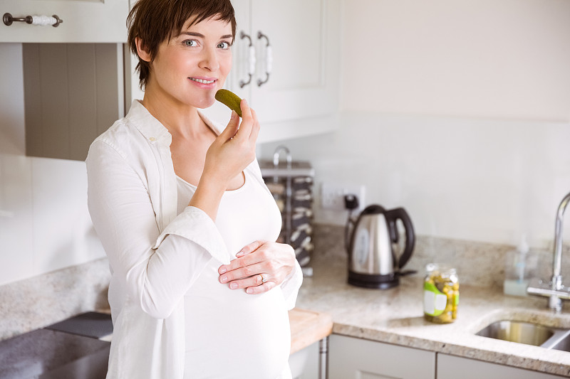 孕妇在家厨房吃泡菜图片下载