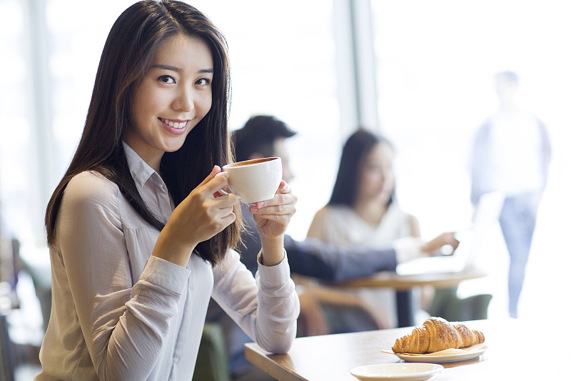 年轻女士在咖啡厅喝咖啡图片下载