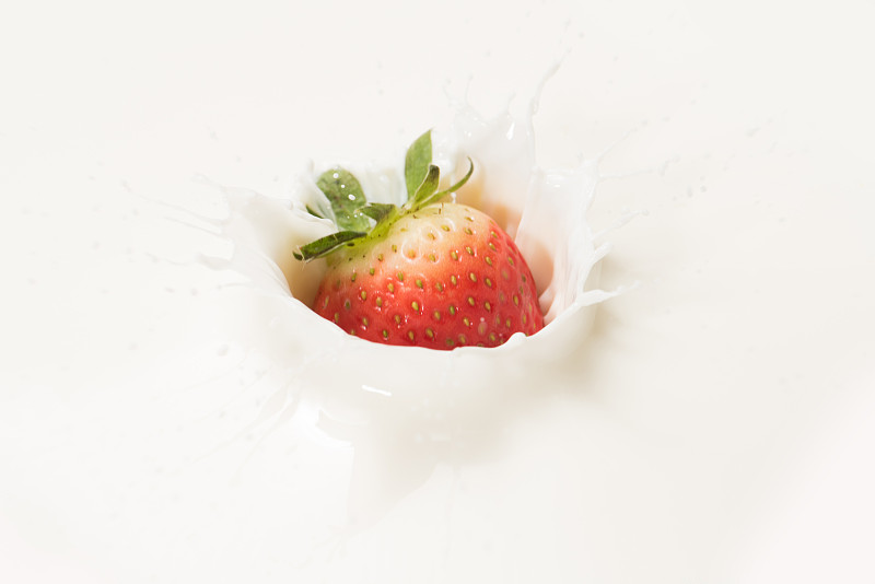 草莓投入牛奶中图片下载