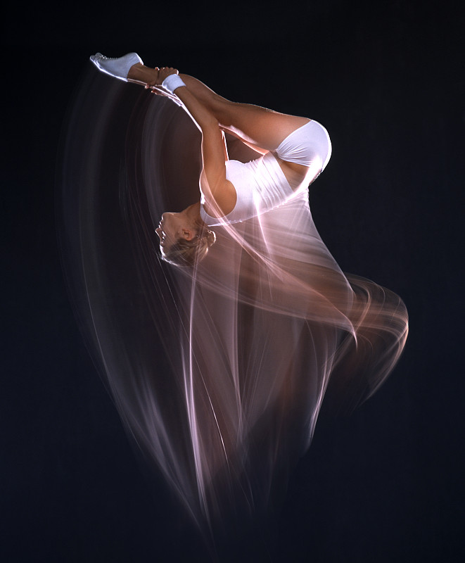 舞者旋转的时间流逝视图图片素材