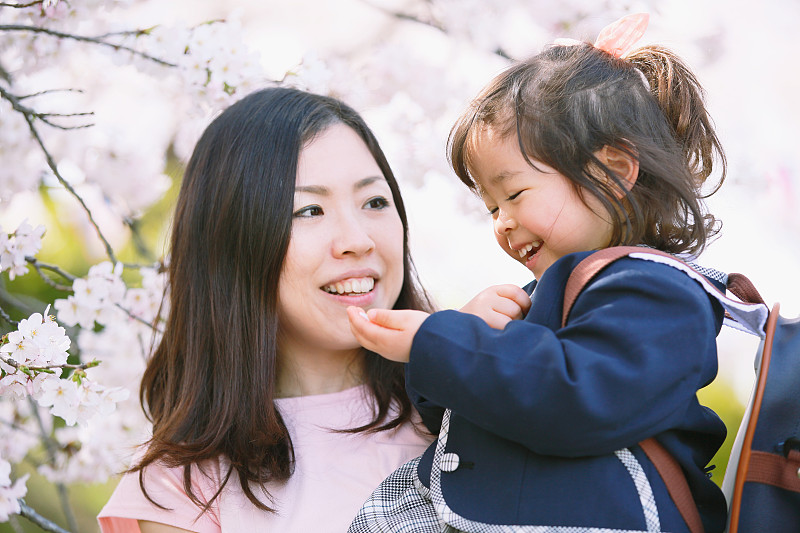 日本妈妈和女儿在欣赏樱花图片下载