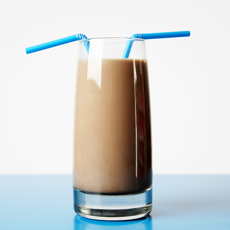 一杯巧克力牛奶和两根吸管图片素材