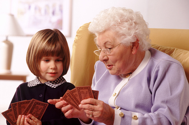 和孙女玩纸牌游戏图片下载