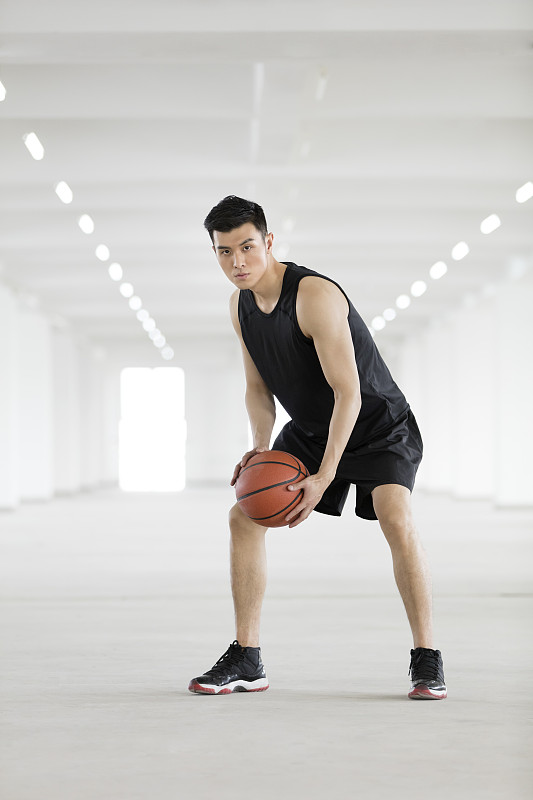 打篮球的青年男人图片下载