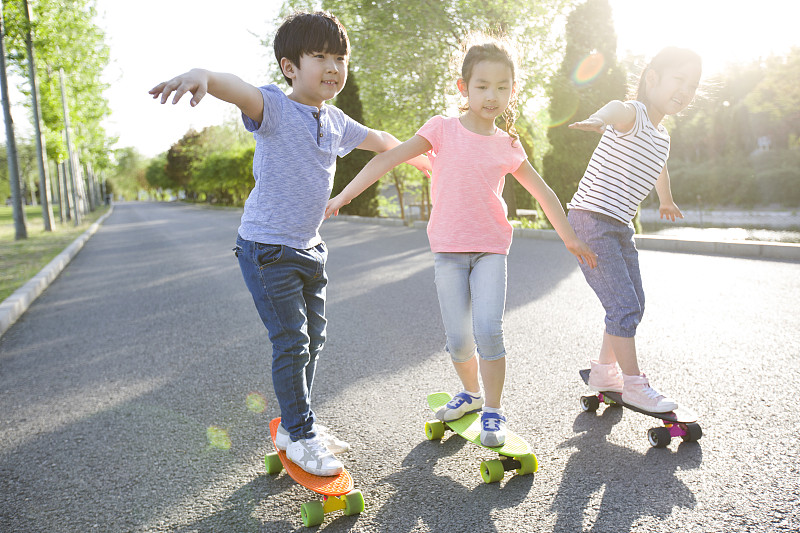快乐的儿童滑滑板图片下载