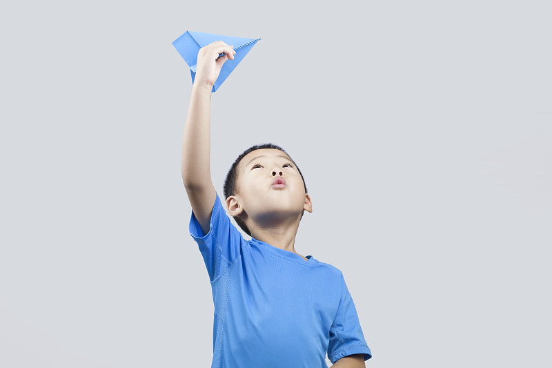 快乐的小男孩玩纸飞机图片下载