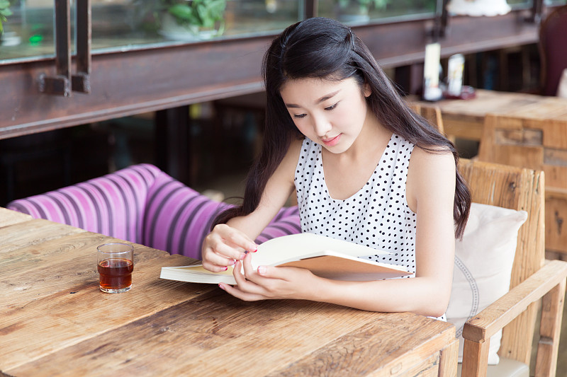 女孩安静的在咖啡馆阅读图片素材
