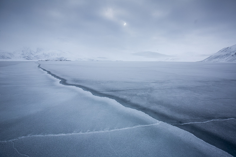 斯匹次卑尔根岛，斯瓦尔巴特群岛，浮冰的切割通向雪山的背景图片下载