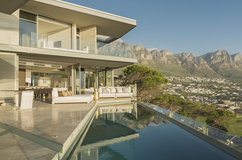 阳光现代豪华住宅展示外部lap pool和山景图片下载
