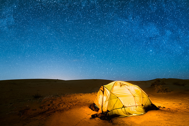 沙漠里的帐篷图片素材