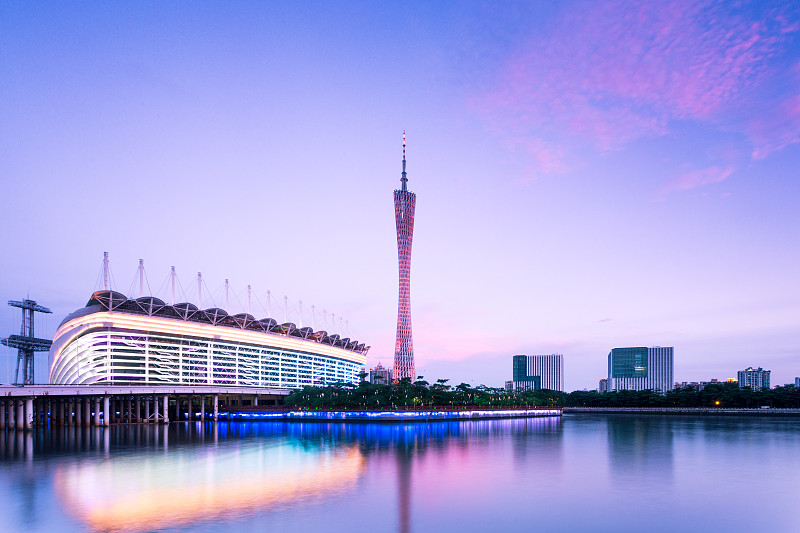 黄昏时广州塔和附近的现代建筑物图片素材