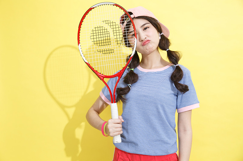 拿网球拍的年轻女孩图片素材
