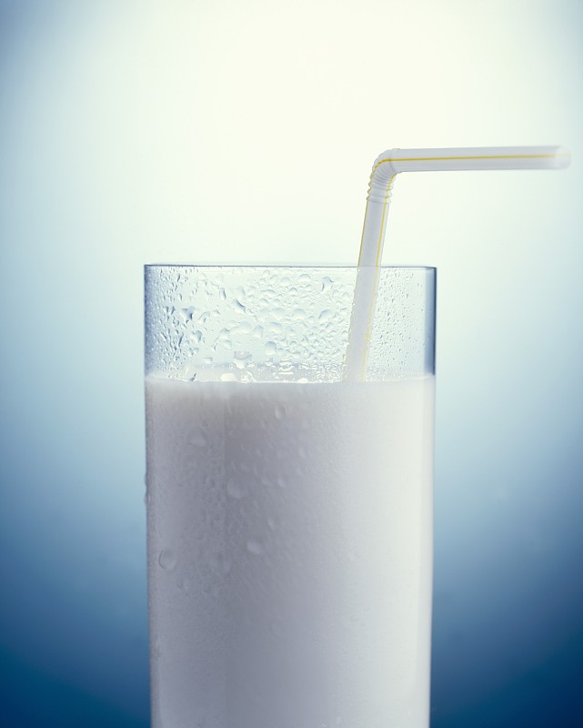一杯带吸管的牛奶图片下载