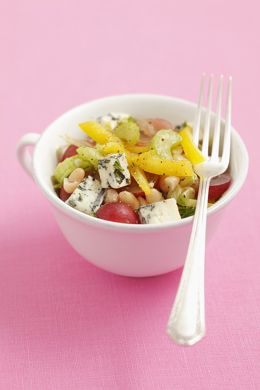 豆子沙拉配芹菜，辣椒，葡萄和蓝奶酪图片下载