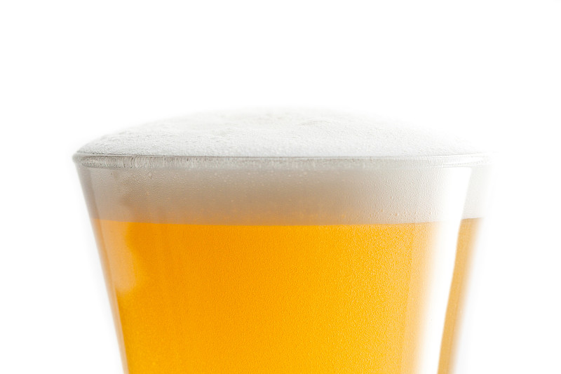 白色背景下的满杯啤酒图片下载