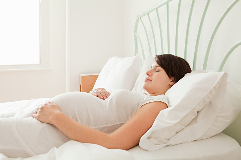 在床上睡着的孕妇图片下载