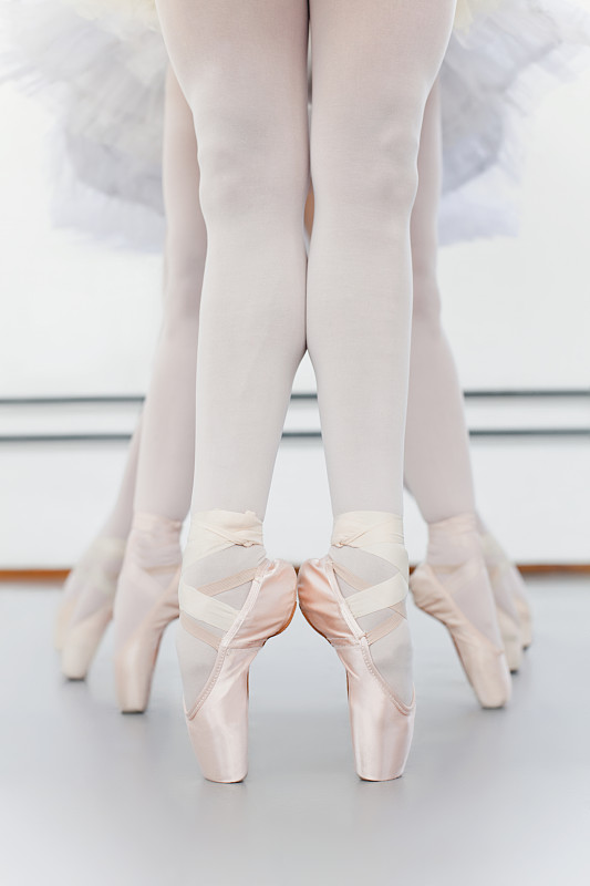 Ballet dancersÃ feet on pointe图片下载