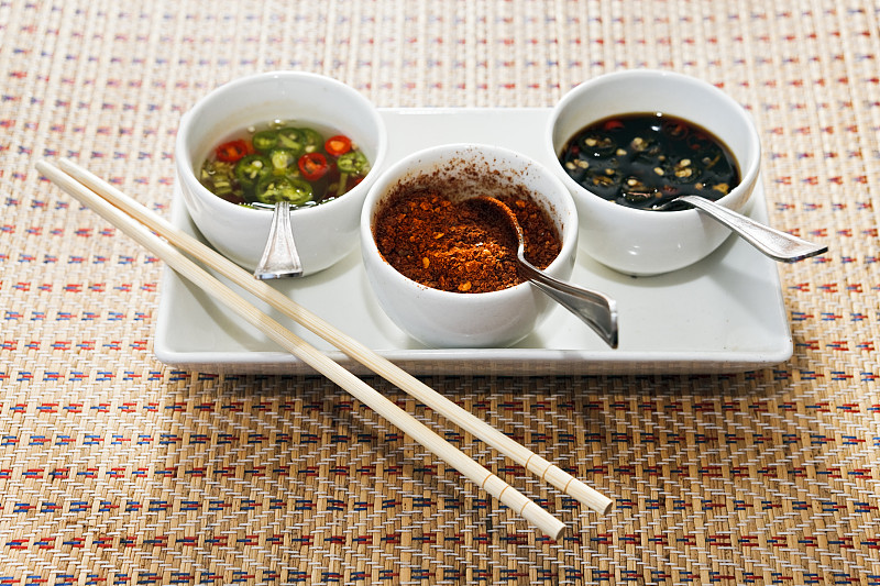 一盘泰国调味品:辣椒和酱油，绞辣椒图片下载