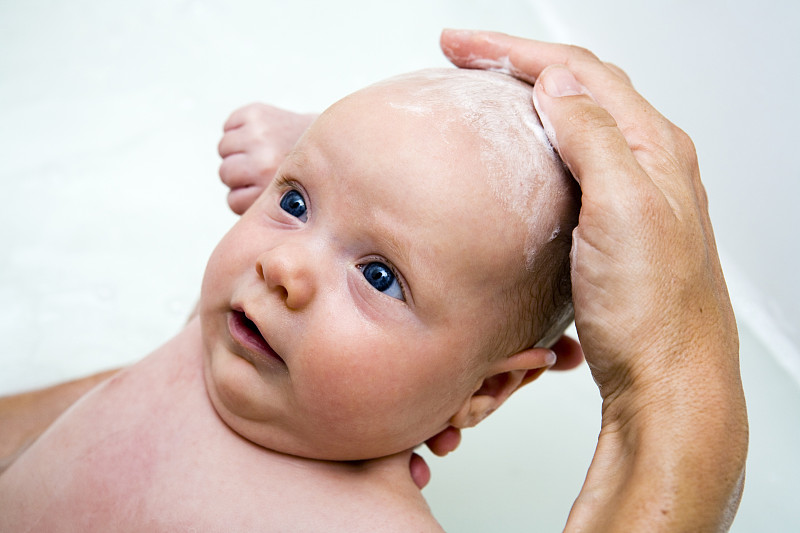 洗宝宝的头发图片下载
